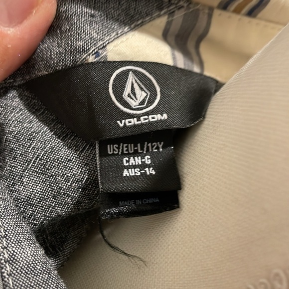 Volcom cotton button down in tan with vertical stripes. Size Youth 12Y /EU L. - Picture 8 of 10